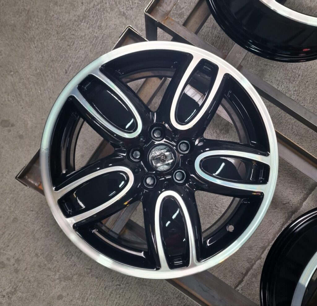 Mini Cooper - po lakierowaniu i toczeniu frontów CNC